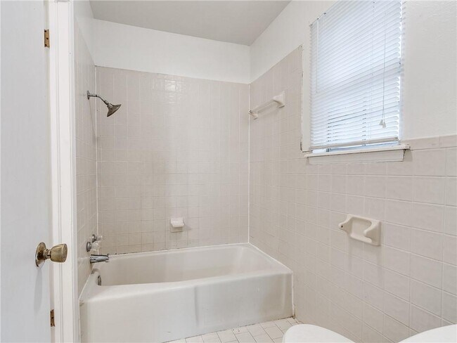 Building Photo - 917 Vickie Dr