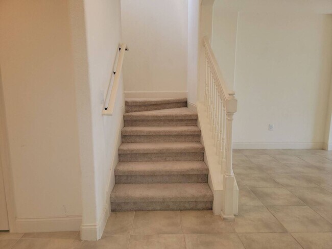Building Photo - 4/2.5 TOWNHOME VILLA in Waterstone-Davenpo...