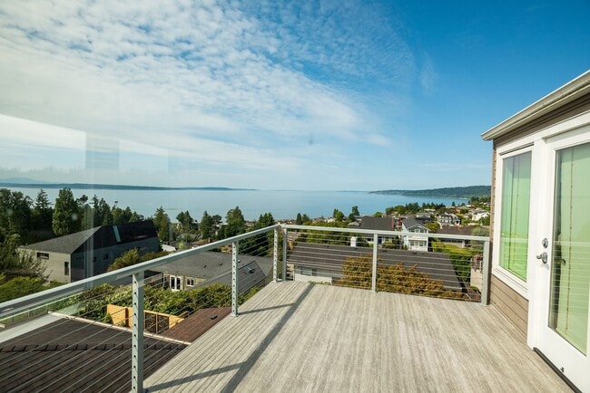 Building Photo - Stunning North Beach 4 bedroom, 3.5 bath with breathtaking view.