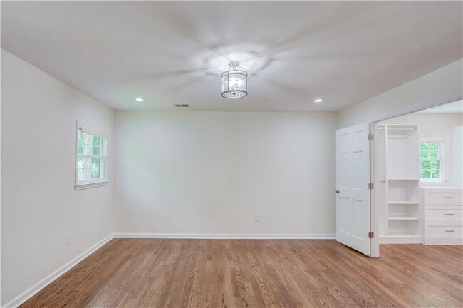 Building Photo - 770 Crest Valley Dr NW