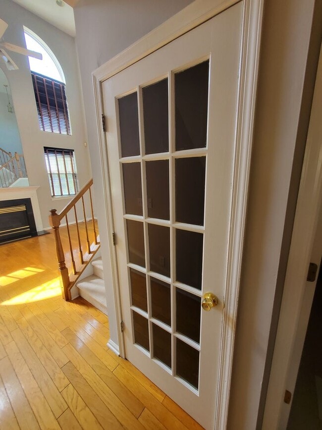 Building Photo - Waterfront! Spacious, updated, 4-bedroom &...