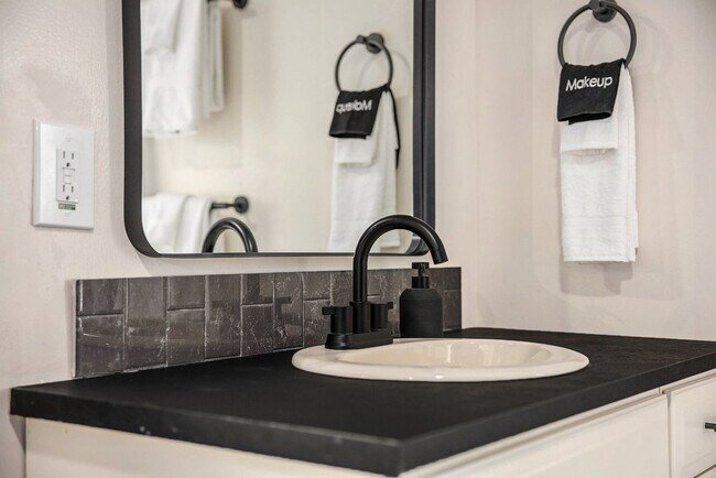 Building Photo - 37 Gold Ave NW