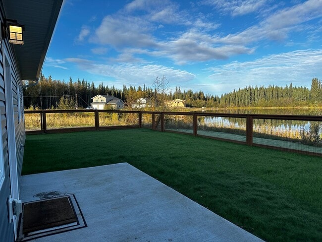 Building Photo - 3 Bed/2 Bath/2 Car Garage/Water Front Home
