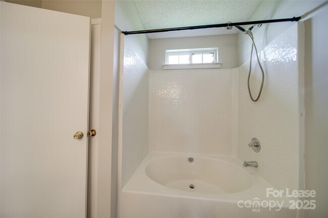 Building Photo - 120 Lantana Dr