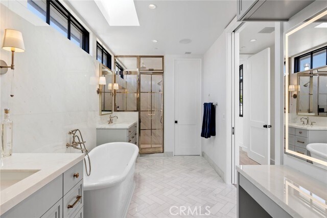 Building Photo - 2428 The Strand