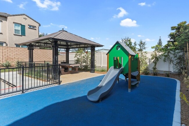 Building Photo - fantastic 4 bedroom 4 bath * solar home * ...