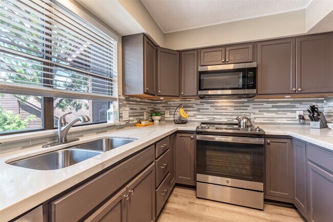 Building Photo - 723 Davis Rd