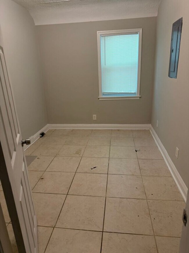 Building Photo - Spacious Home for Rent! W/D! Partially Finished Basement! Available Now!