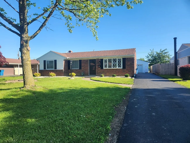 Building Photo - 3249 N Eastmoreland Dr
