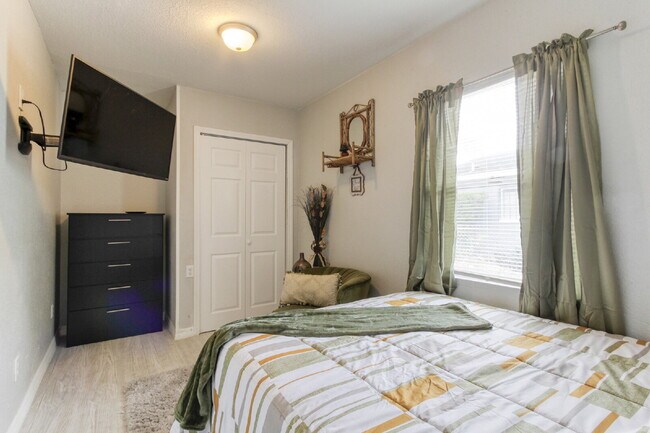 Building Photo - Beautifully Remodeled 3BR Duplex Near Parks, Schools & New Rec Center — Utilities Included. Secti...