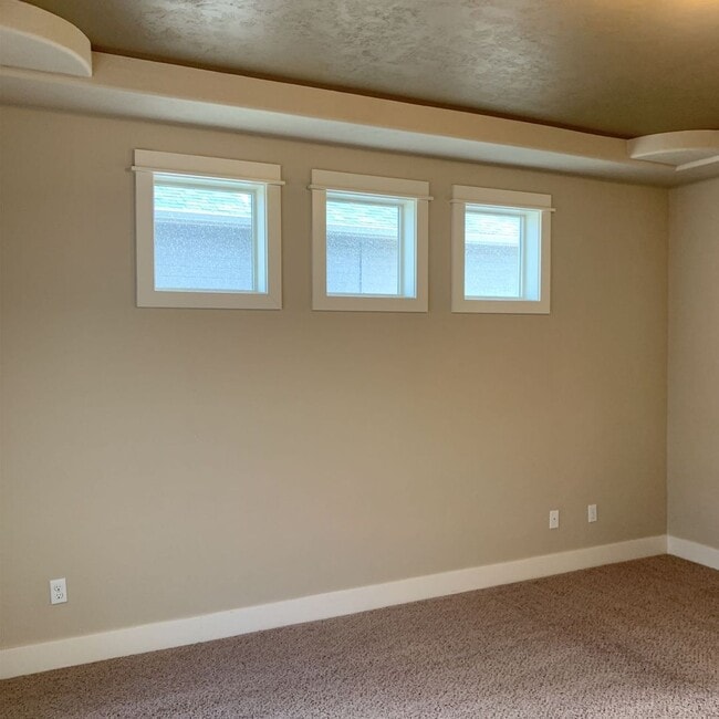 Building Photo - Desirable Home in Meridian with 3 Car Garage!