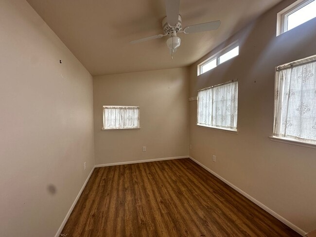 Building Photo - Cute 2 bedrooom/1.5 bath with Bonus room i...