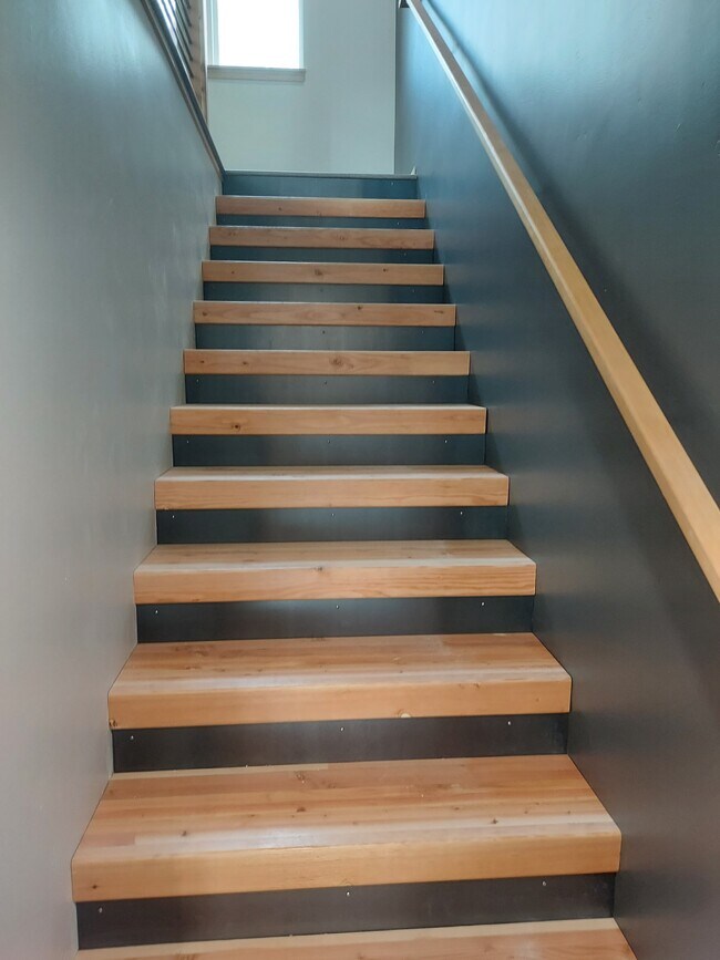 Building Photo - 608 E 7th Ave