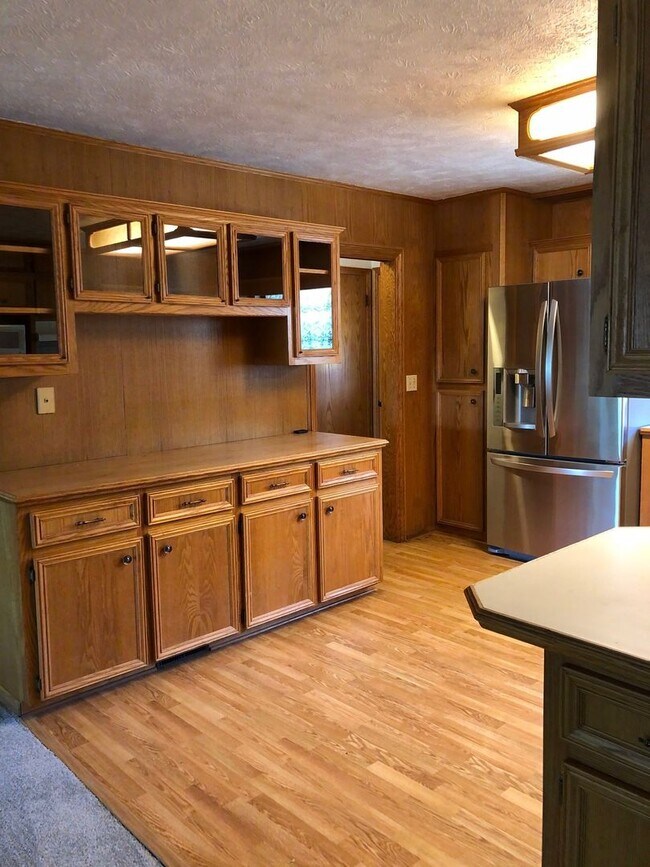 Building Photo - Large 4 bedroom 2 bath home right off of West Center