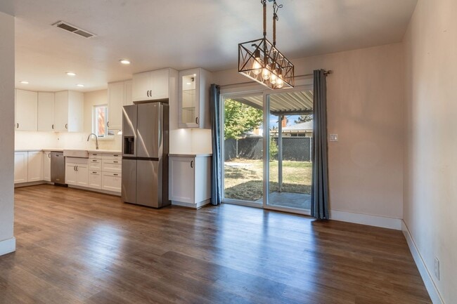 Building Photo - Updated 3-Bedroom Home! Modern Kitchen, Co...