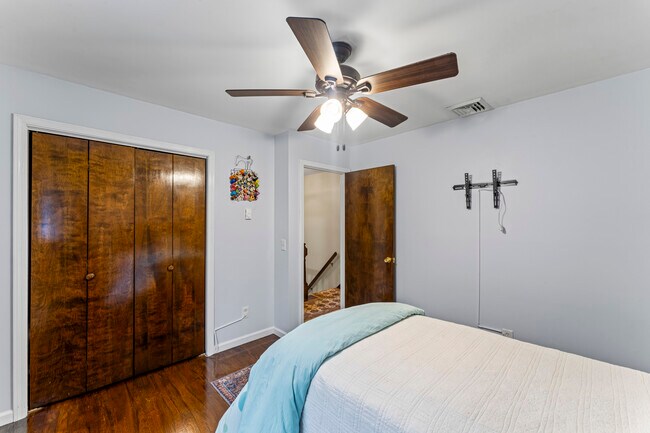 Building Photo - 8 Glenview Dr