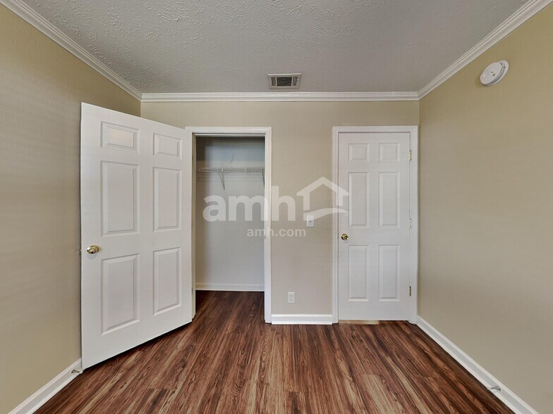 Building Photo - 1104 S Hampton Close