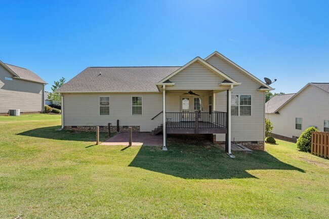 Building Photo - Lovely, Single Level, 3 Bedroom 2 Bath Home