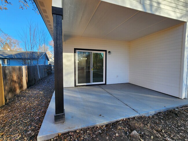 Building Photo - 406 S 11th St