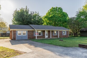 Building Photo - 110 Greenwood Cir
