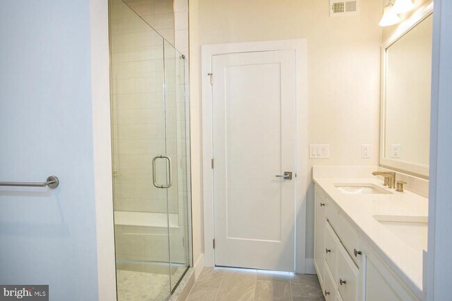 Building Photo - 665 Levering St