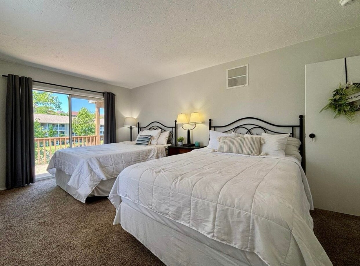 Large 2nd bedroom with 2 queen beds - 40 Scenic Ct