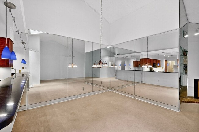 Building Photo - Spacious Townhome with Lake Views on a Pri...