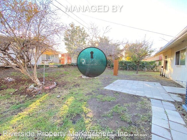 Building Photo - 3 br, 2 bath House - 340 E. Citron St