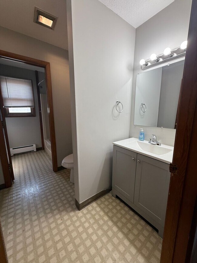 Building Photo - 66 Wynola Ave