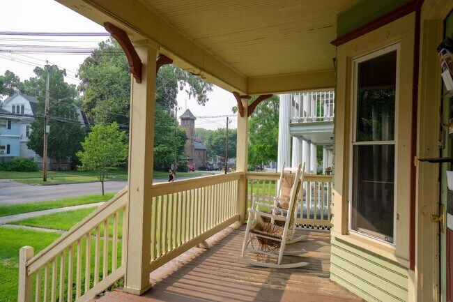 Building Photo - Spacious 3 Bedroom With Beautiful Front Po...