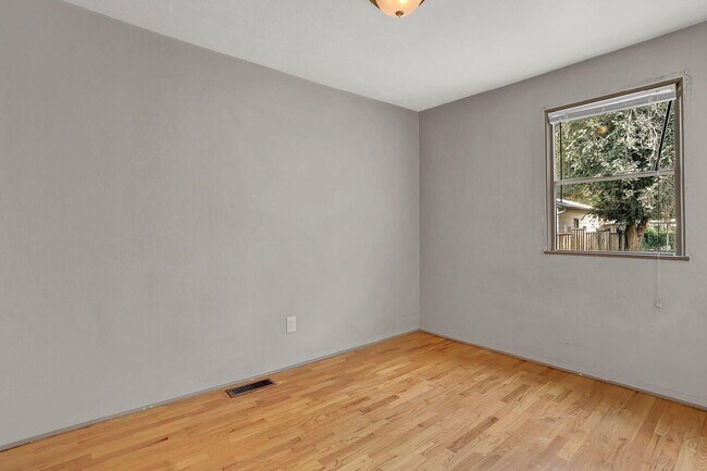 Building Photo - 623 Iowa Ave