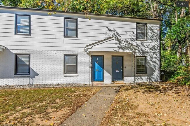 Building Photo - HALF OFF first month's rent - 2 bedroom/1.5 bathroom townhome in Ardmore
