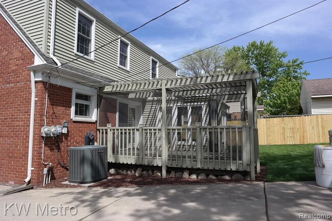 Building Photo - 2120 Vinsetta Blvd