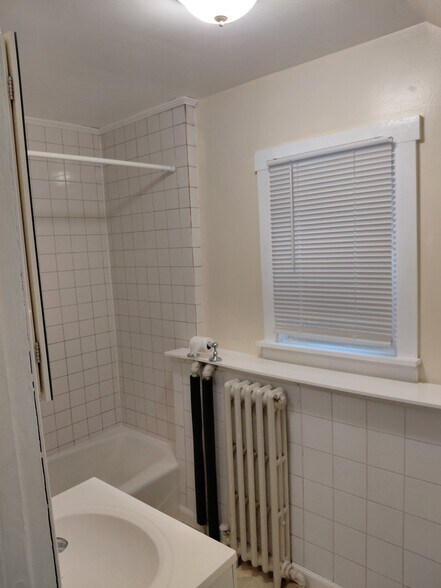 Building Photo - 41 Saratoga Ave