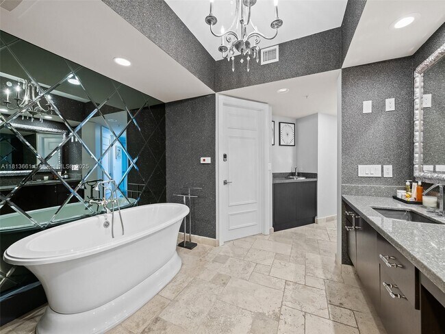 Building Photo - 333 Las Olas Way