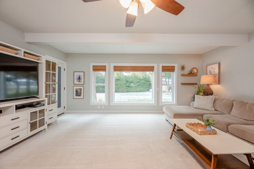 Building Photo - 245 Birch Ln