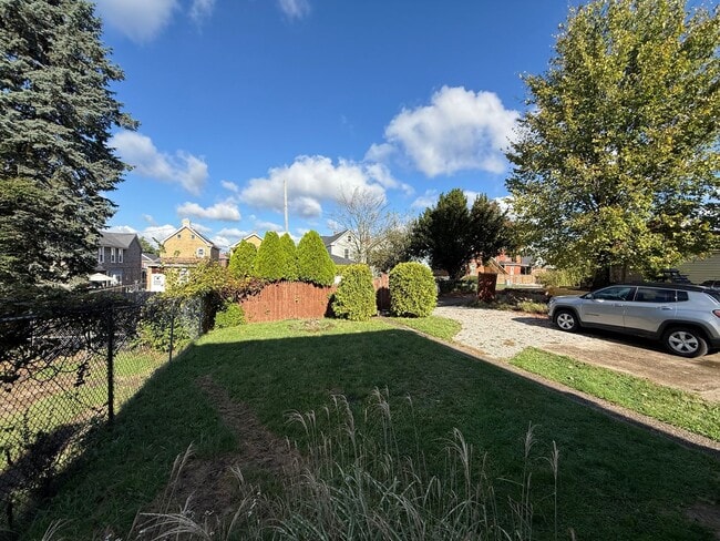 Building Photo - Updated 3BR 1.5 bath house with office/ of...
