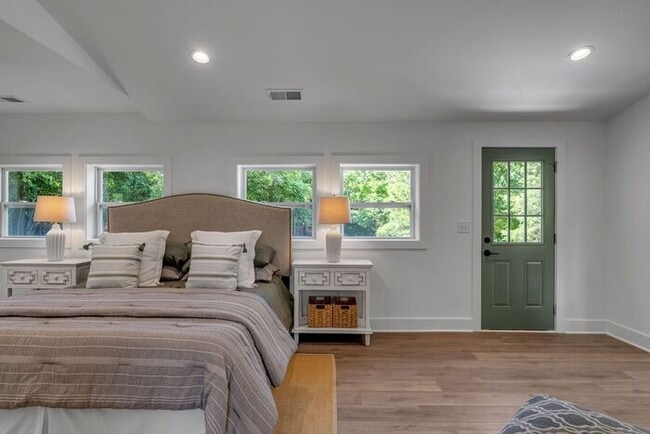 Building Photo - Secluded Remodeled Madison House