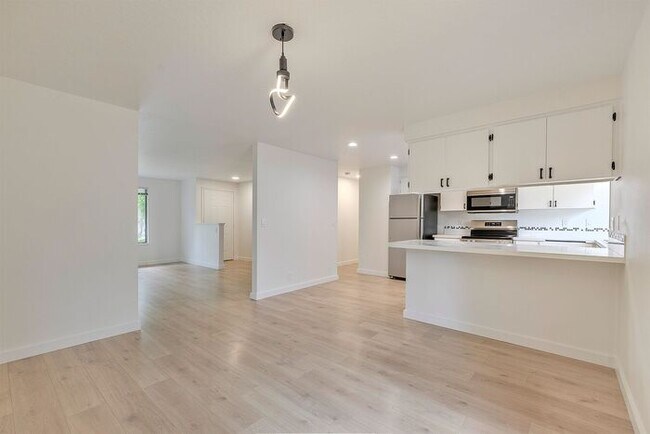 Building Photo - Updated Single Level Home with Large Fence...