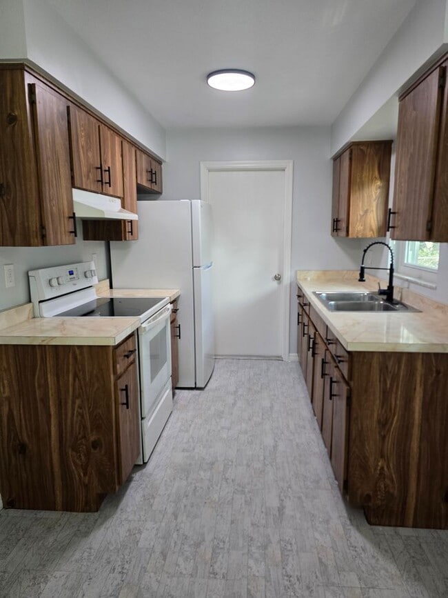 Building Photo - Charming 3/1/1 in Dunnellon!!!