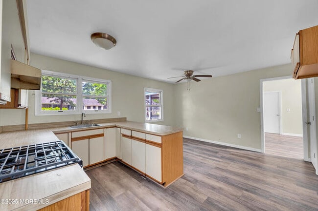Building Photo - Short distance to beaches, shopping and pa...