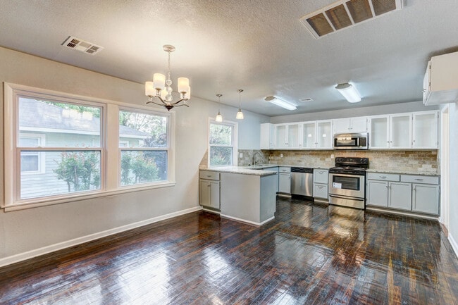 Building Photo - Remodeled Retreat w/ Covered Patio, Front ...