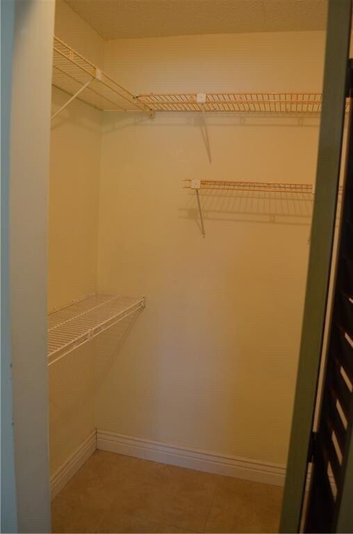 Building Photo - 1005 Country Club Dr