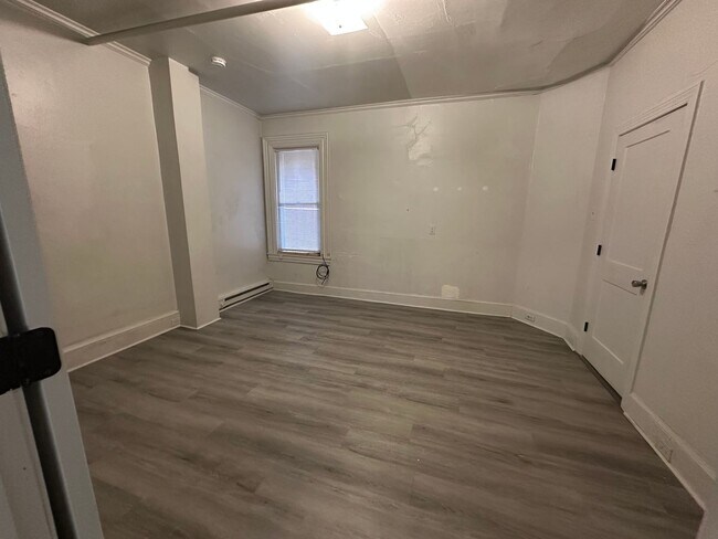 Building Photo - 422 W Orange St