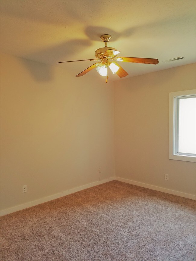 Building Photo - 5216 Castlewood Road, Unit E