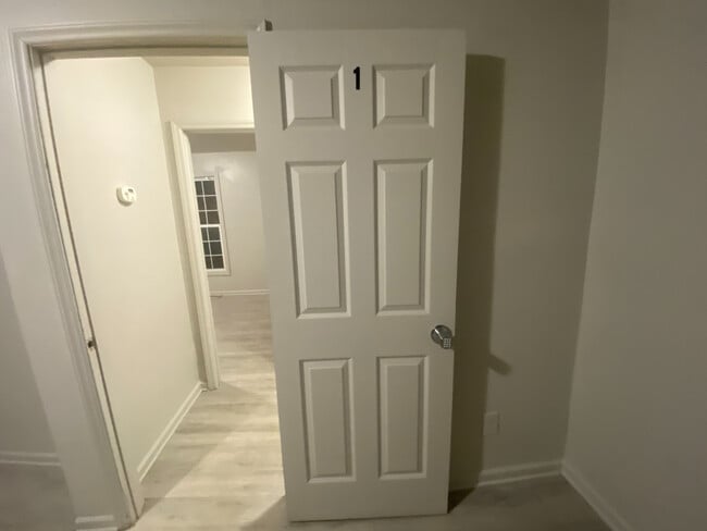 Building Photo - Room in Duplex on Beck St