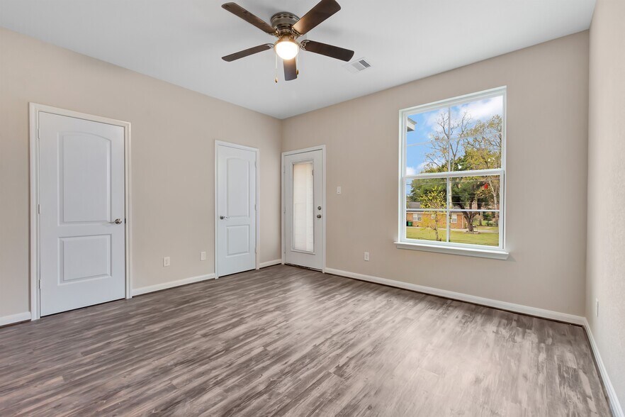 Building Photo - 21 Latham