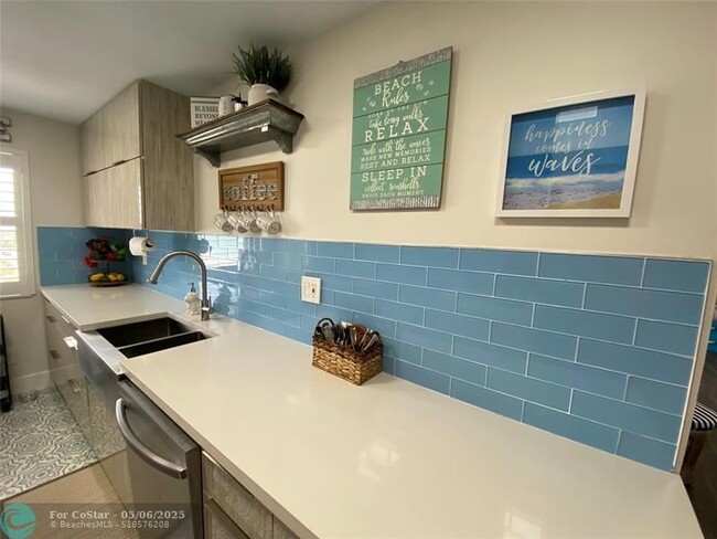 Building Photo - 10044 S Ocean Dr