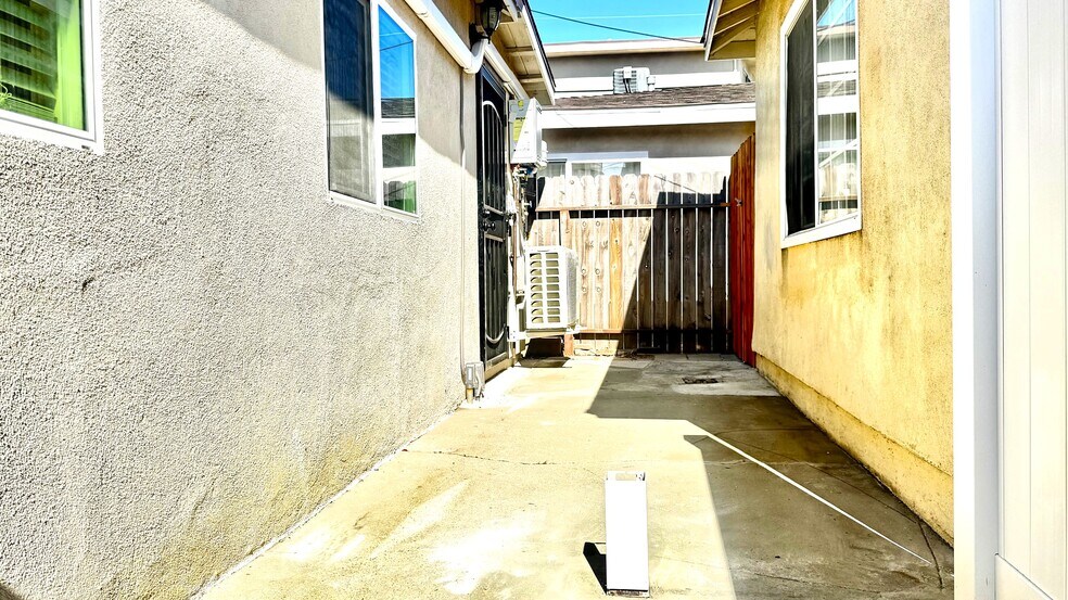 Building Photo - 3117 Newton St