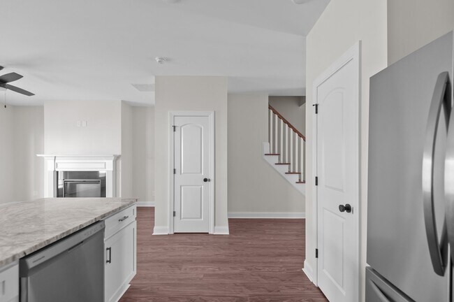 Building Photo - 4400 Laurel Rdg Dr